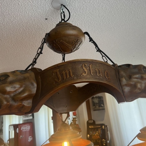 Rustikaler Holz-Lüster mit Löwenköpfen